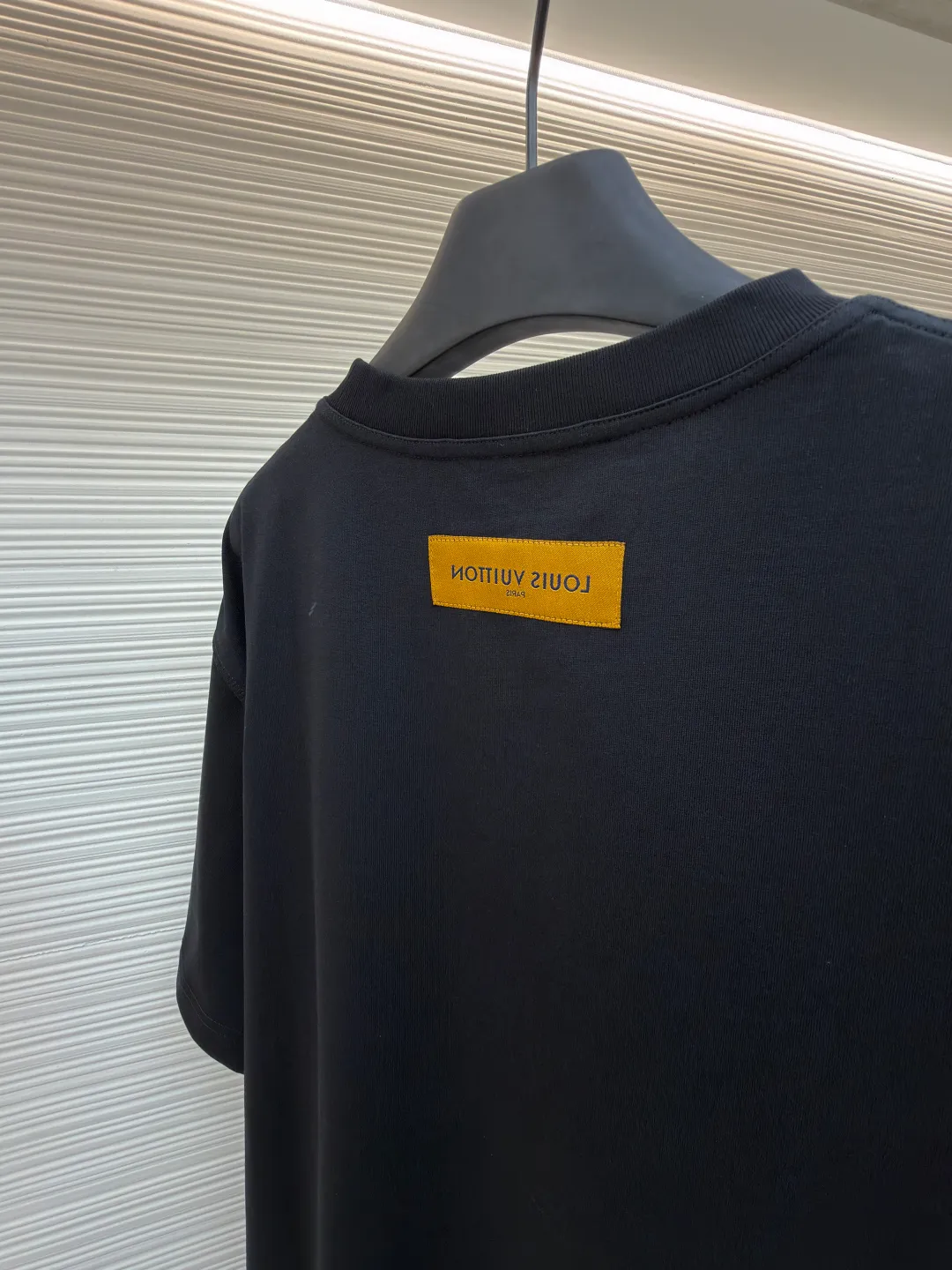 LOUISVUITTON embossed small label T-shirt ●Authentic product: purchased and developed at 5450 ●Item number: 1680100-A00 ●Fabric: pure cotton fabric ●Technology: embossed production ●Version: fitted version ●Weight: about 330 grams ●Size: XS-S-M-L ●Description: Fabric is 40S/2 Double-strand smooth cotton plain weave, dust-free wool processing; matching 40s single-strand combed cotton, 280g cylindrical machine rib. The front panel is stamped and filled. After low-temperature stamping with a steel stamp, the inside is filled with foam cotton. The bottom surface is directly sealed with low-temperature hot melt glue at 80 degrees Celsius. The integrated machine operation makes the relief pattern three-dimensional and full and stylish. High-quality products require natural and beautiful products. The overall wiring is straight and delicate, the fabric is comfortable and soft, and the color is consistent without color difference. It can be matched with the same style to create a fashionable look and control various occasions. Customized accessories, complete with three standards, same style for men and women!